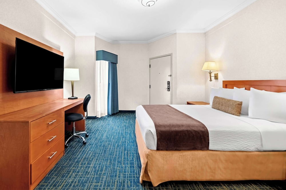 Suite, 3 Queen Beds, Living Area
