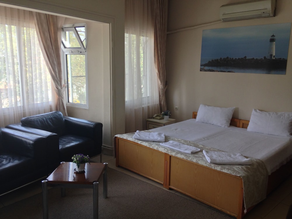 ECONOMY, DOUBLE OR TWIN BED