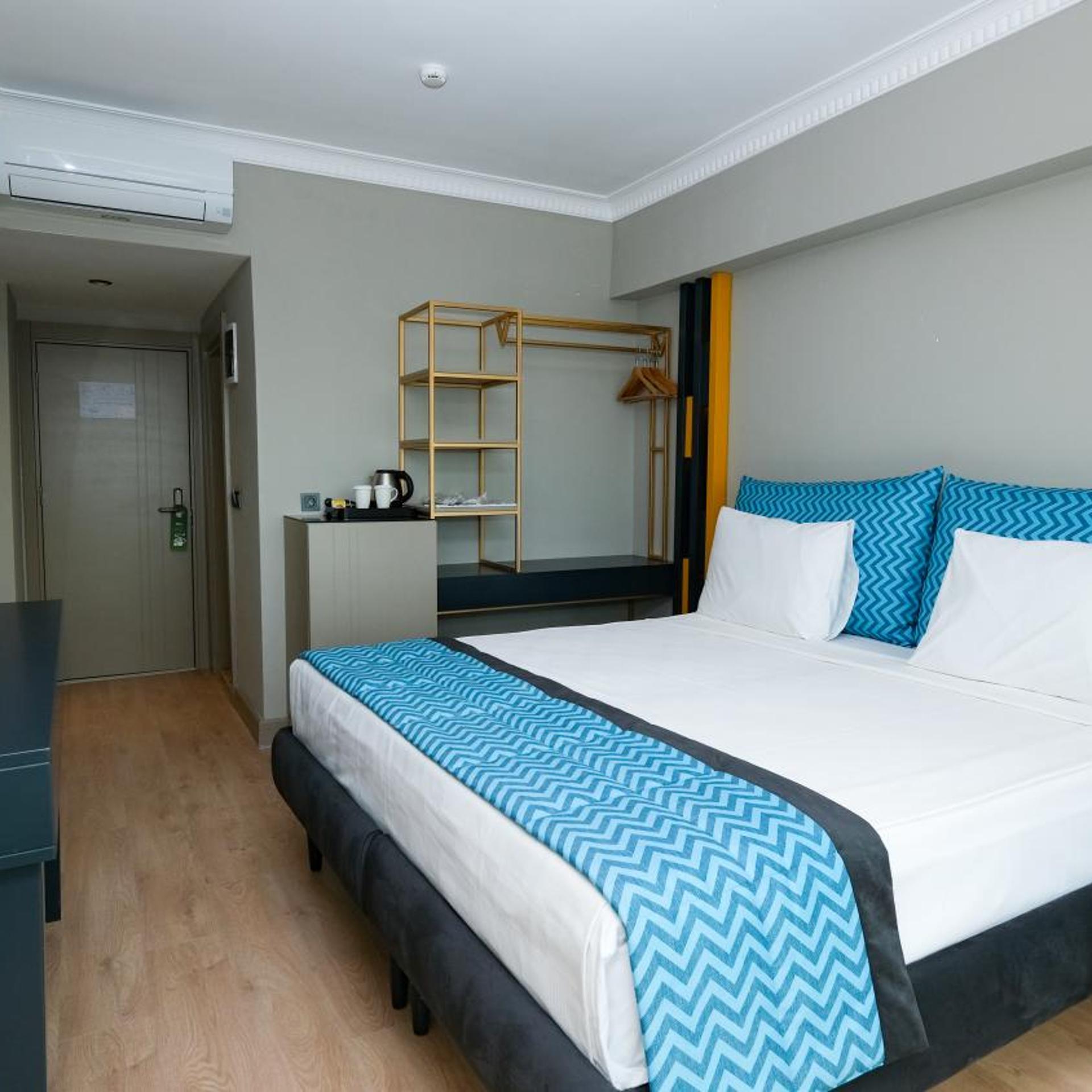 Room, Double or Twin Bed, Partial Sea View