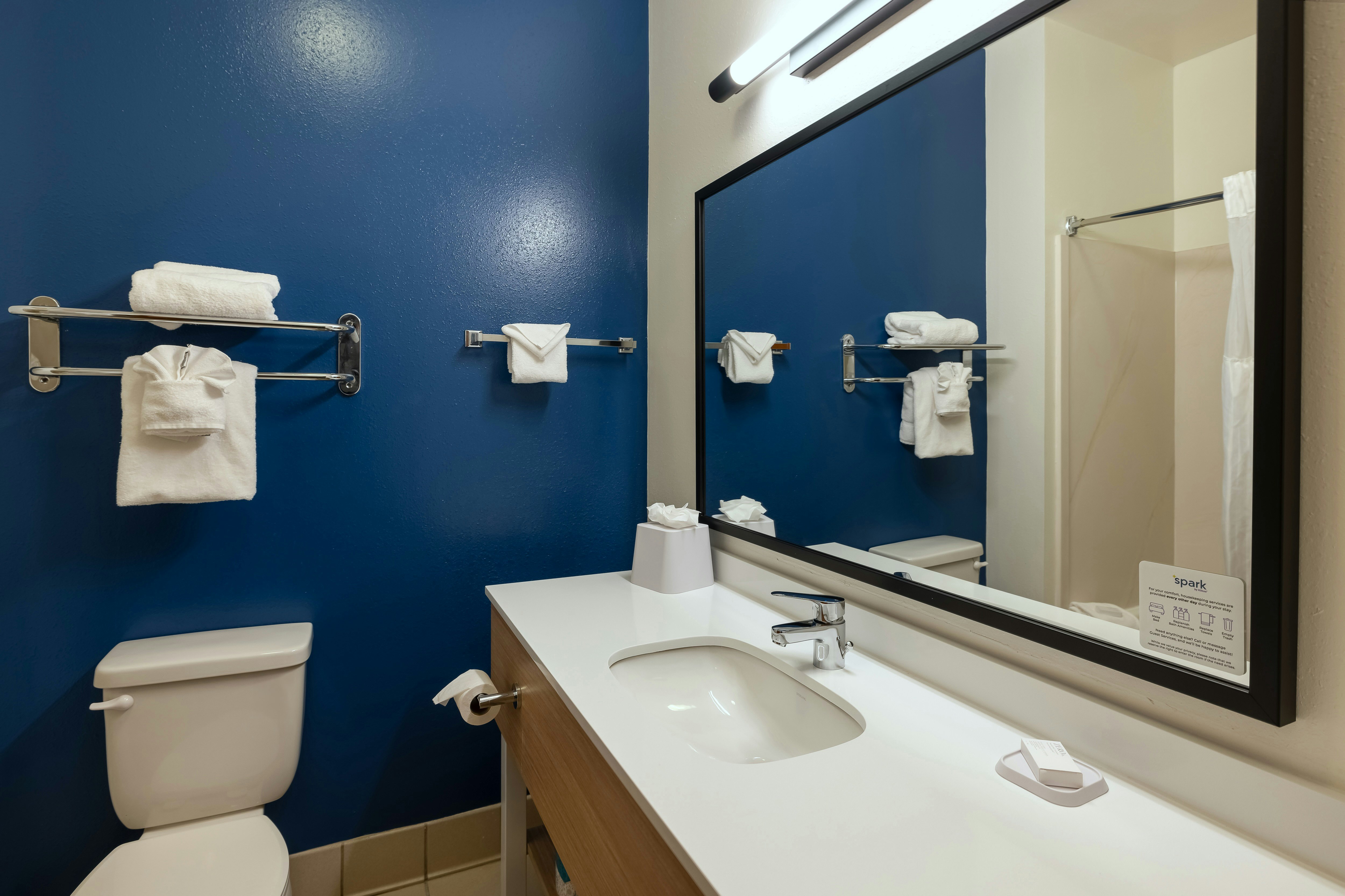 Room, King Bed, Spark by Hilton Savannah Airport 2/2