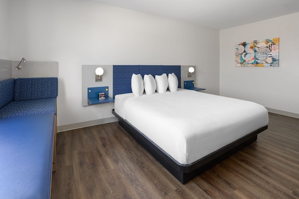 Microtel Inn and Suites by Wyndham Rehoboth Beach 25/62