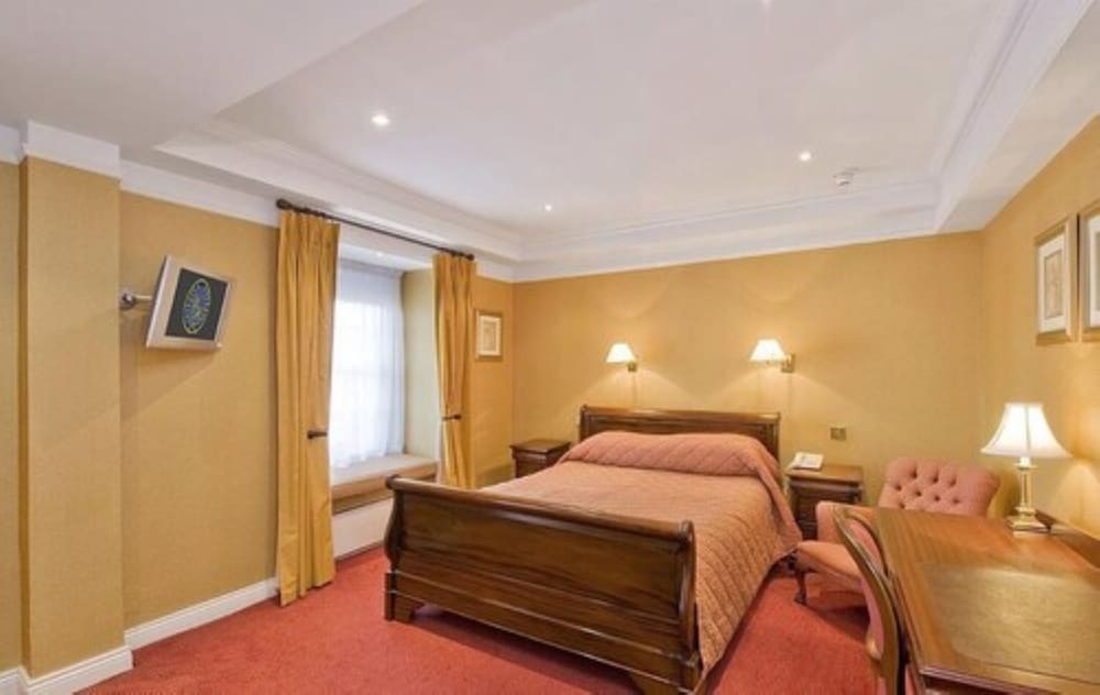 Wynns Hotel 10/33