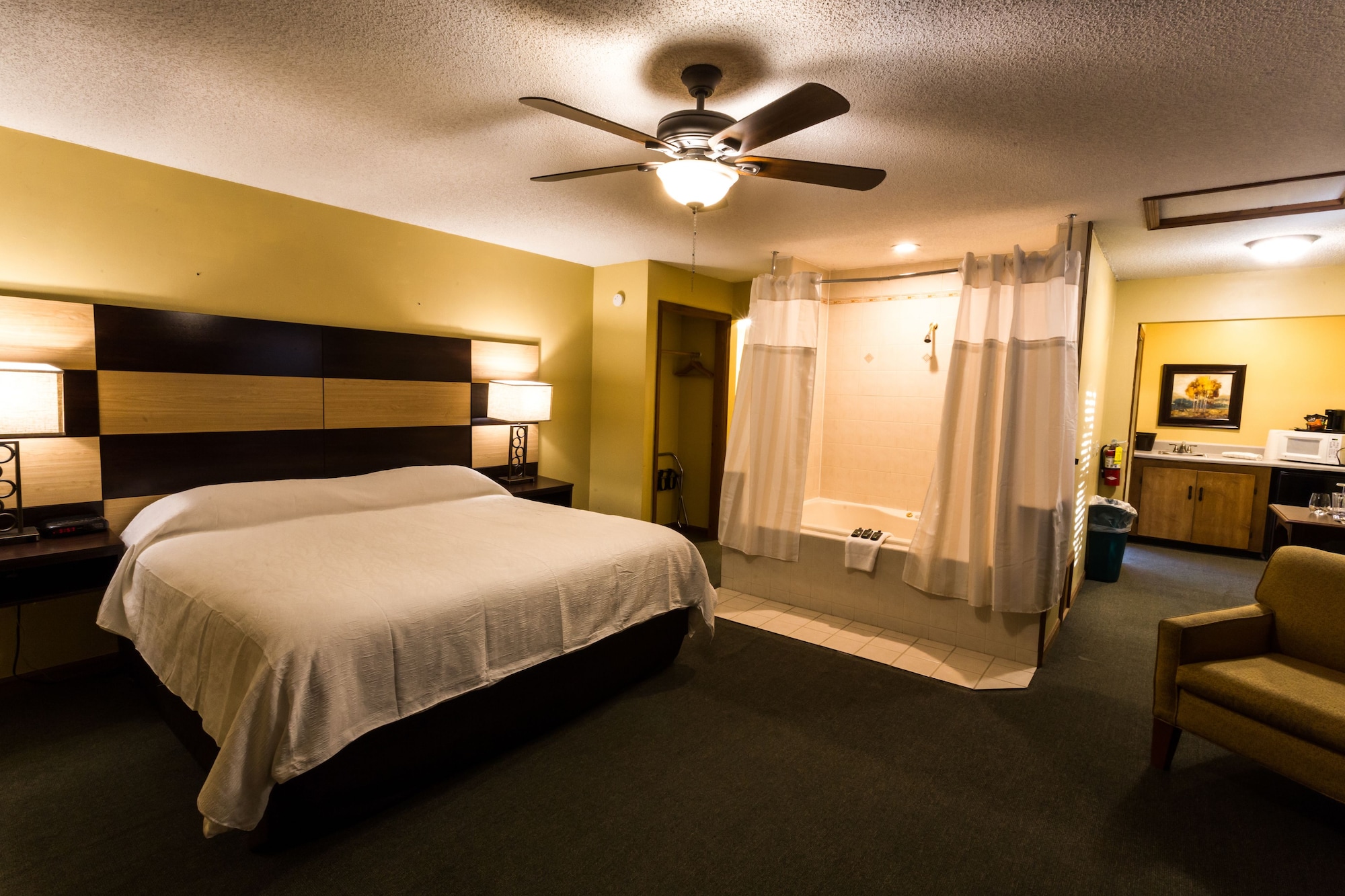 غرفة بريميوم بسرير كينج، Forrest Hills Mountain Resort 4/6