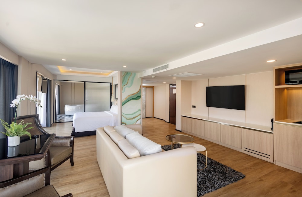 SUITE, KING BED, PLUNGE POOL, JETTED TUB, TERRACE