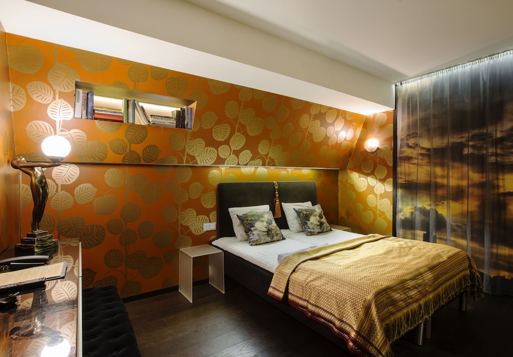 Room, Twin Beds, No Window, Private Bathroom