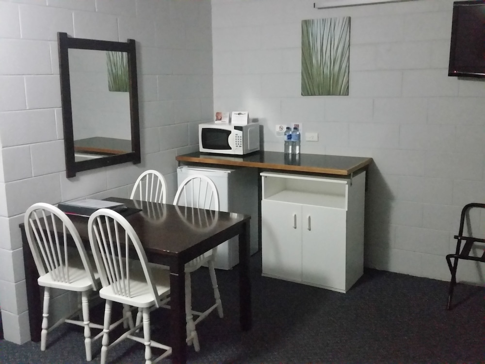 Hideaway Motor Inn 40/52