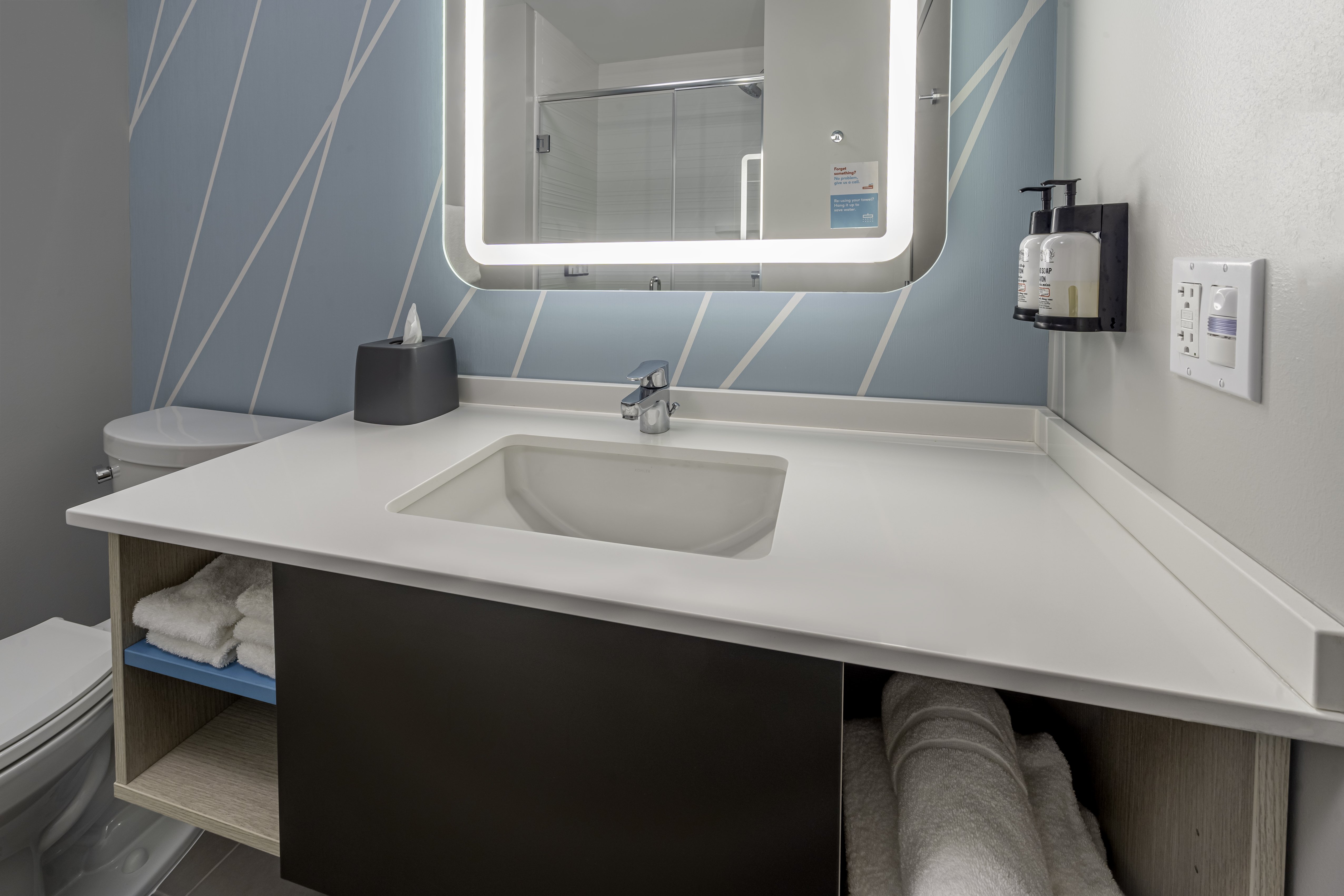 avid hotels Milwaukee West - Waukesha 34/37
