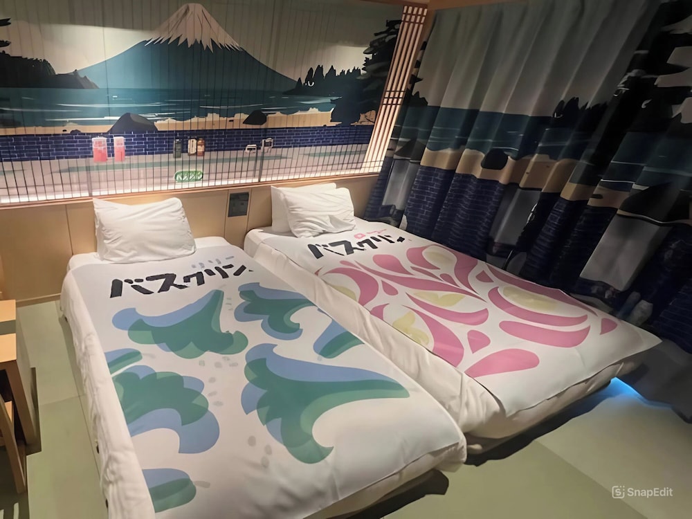 ROOM, QUADRUPLE