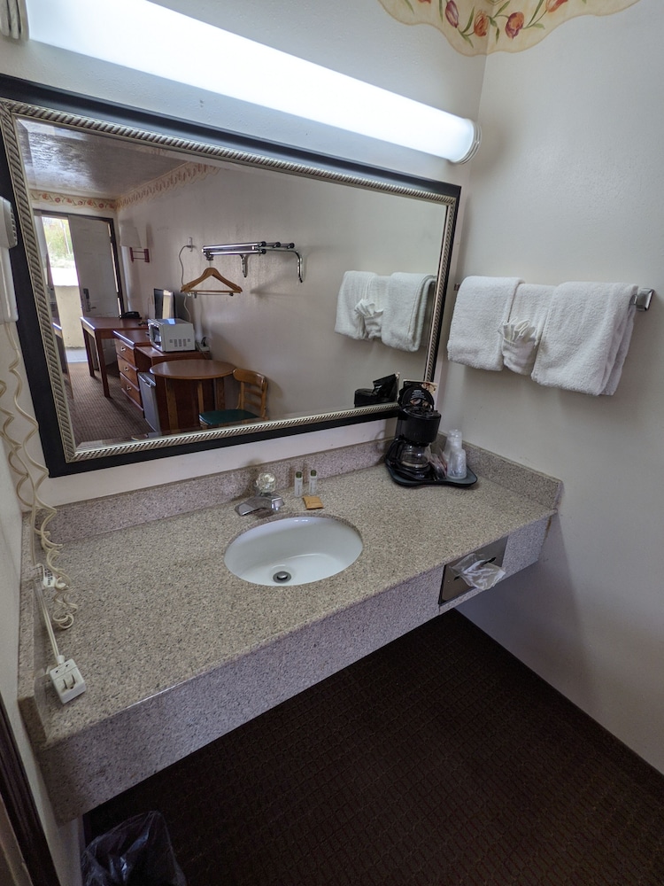 Western Inn 23/25