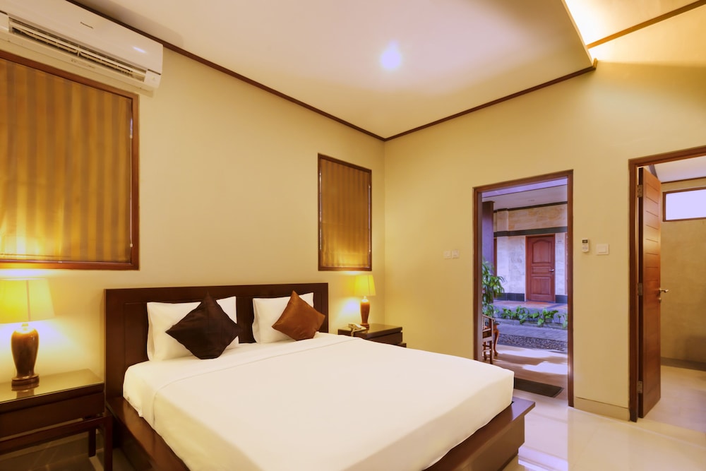 YULIA BEACH INN 34/67