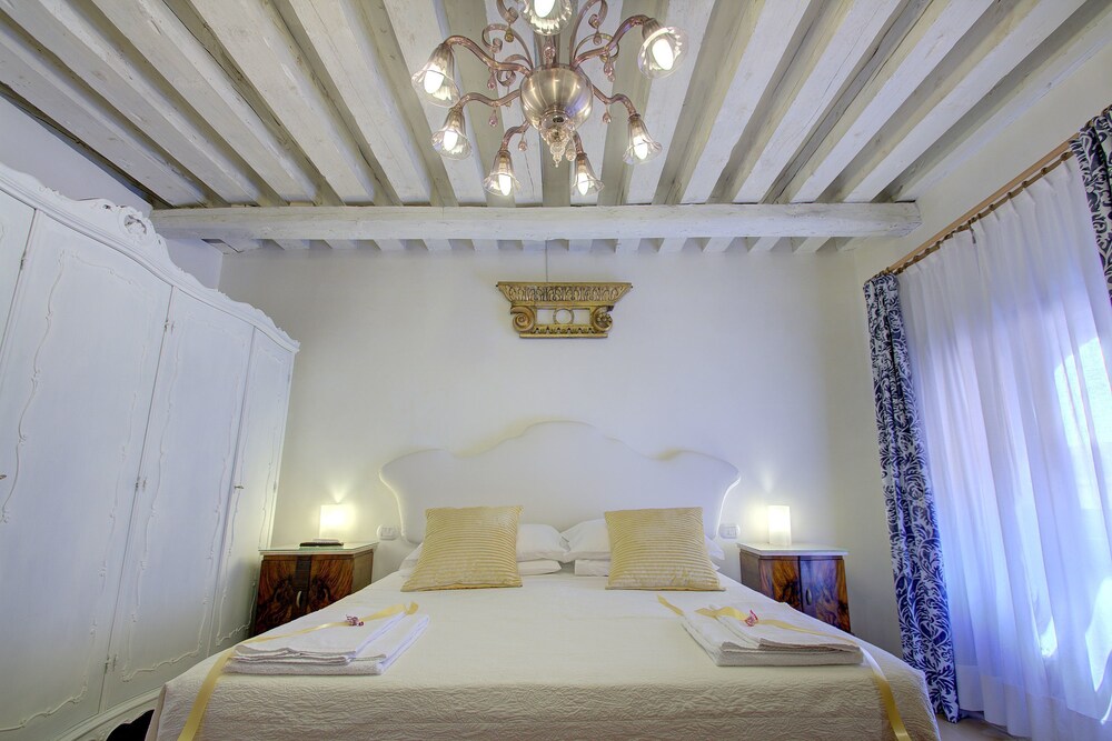 apartment, multiple beds