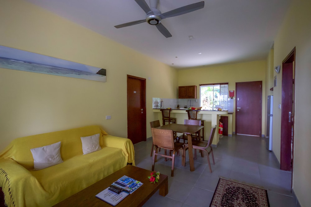 SURFERS SELF CATERING CHALETS 8/31