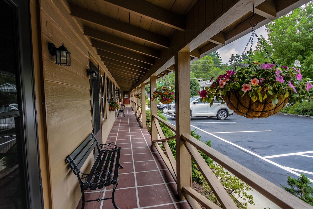 Mountainaire Inn and Log Cabins 5/50