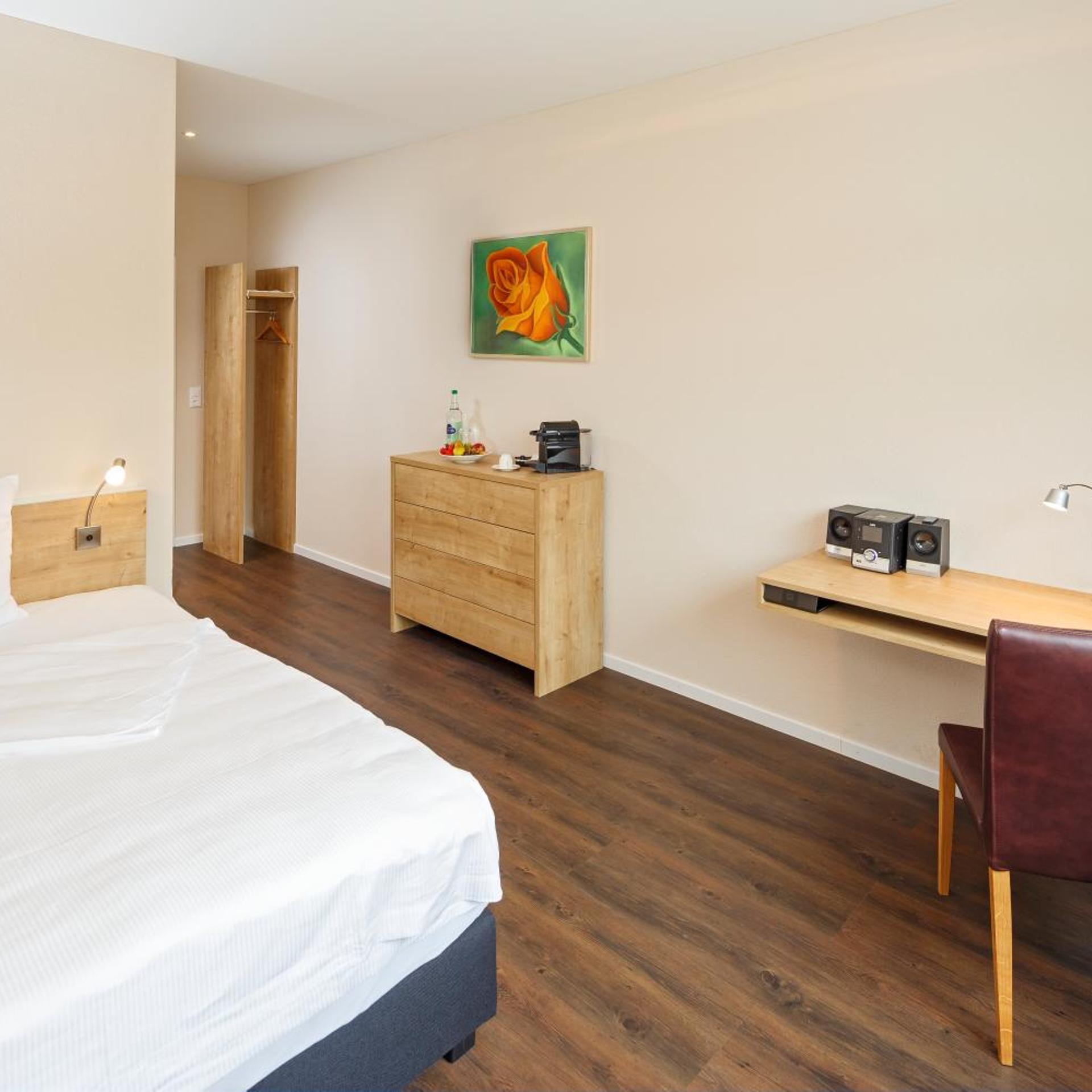 Standard, Queen Bed