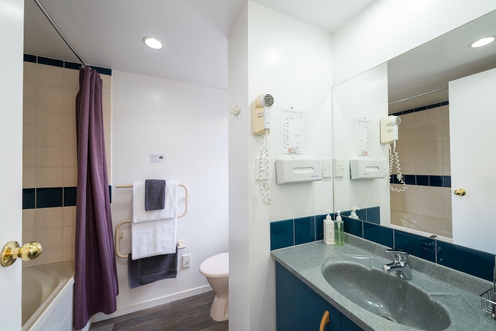 ANNABELLE COURT MOTEL 30/33