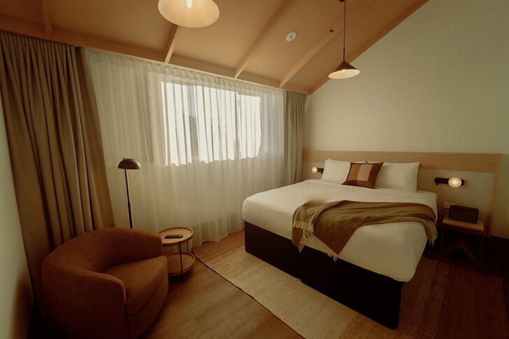 PREMIUM, SUITE, KING BED