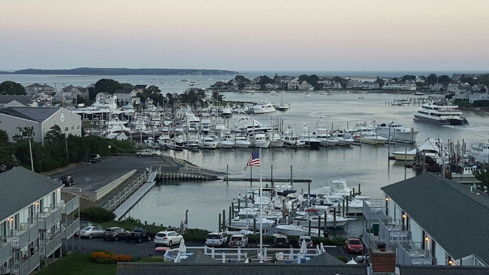 Anchor In Distinctive Waterfront Lodging 2/65