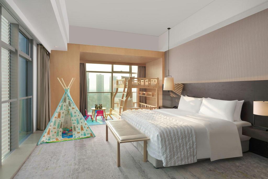 Family, Suite, King Bed, City View, Club Lounge Access