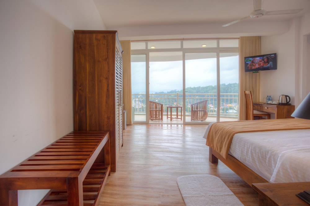 Sandriana Lake View Hotel 7/35