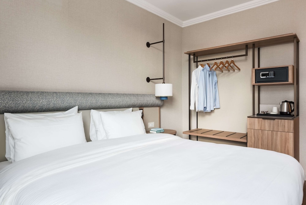 ROOM, KING BED, ACCESSIBLE