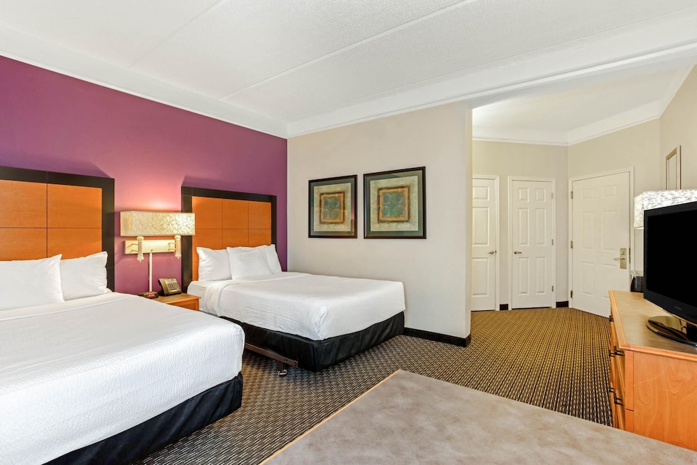 Room, 2 Double Beds, Pool View