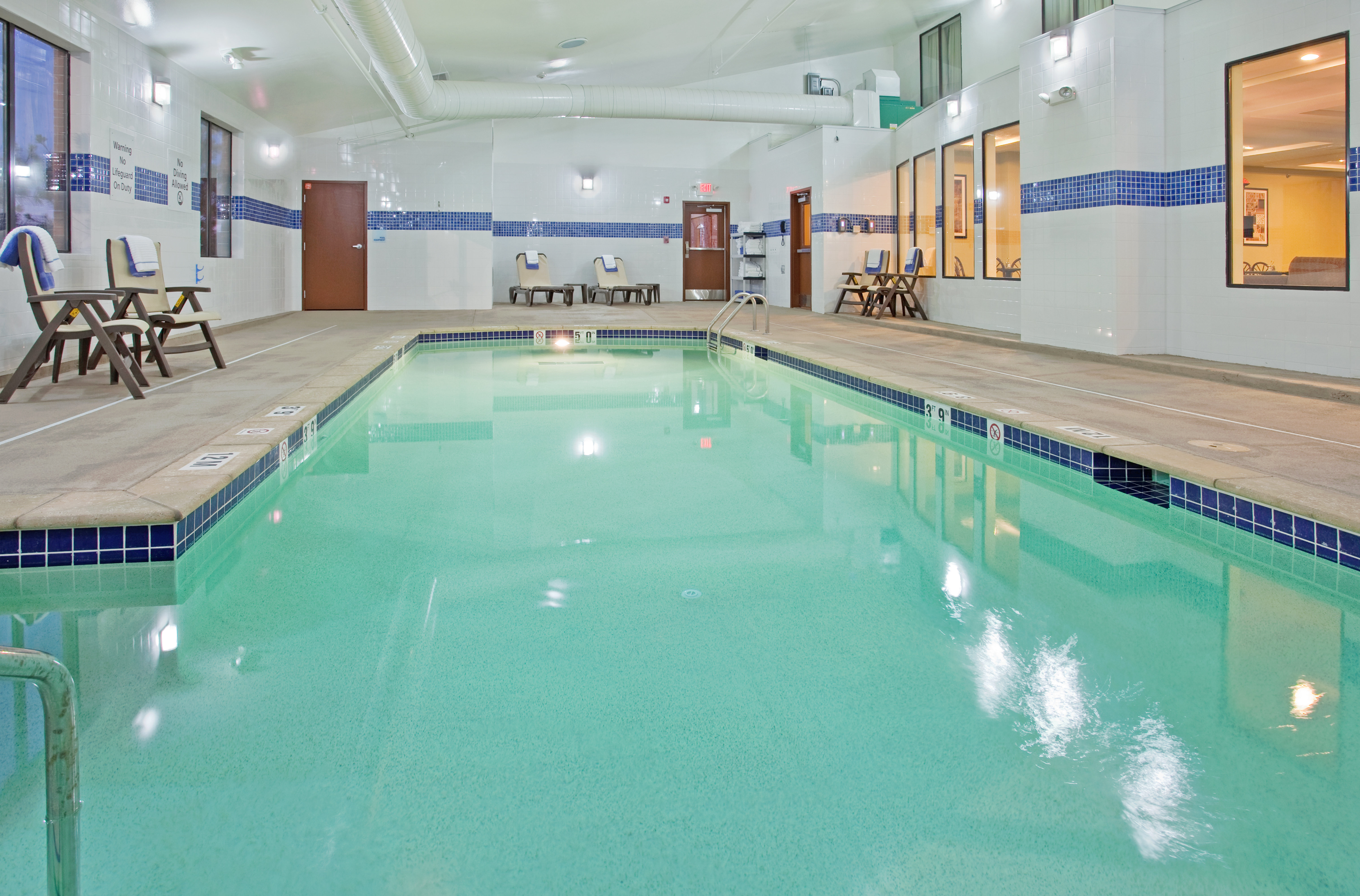 Holiday Inn Express Hotel And Suites St Charles 32/56