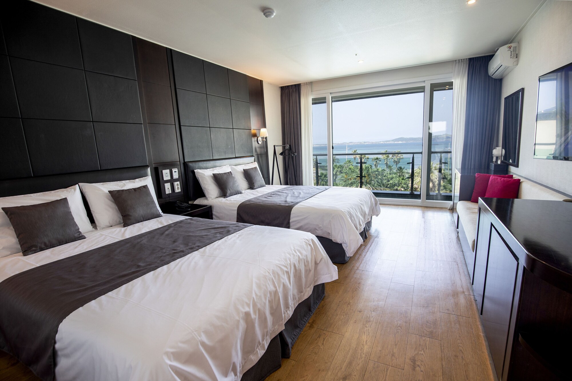 DELUXE, 2 DOUBLE BEDS, PARTIAL OCEAN VIEW