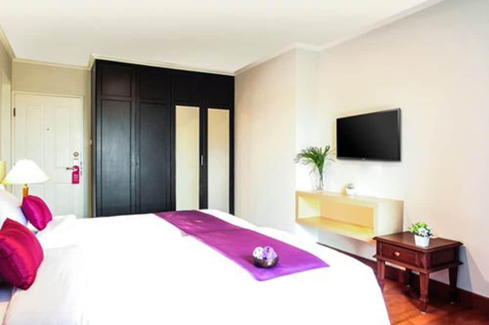 Collection O The Step Sathorn 17/63