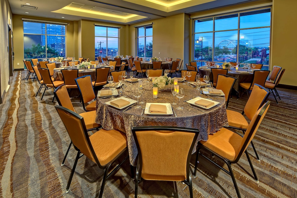 Hilton Garden Inn Nashville Downtown/Convention Center 55/68