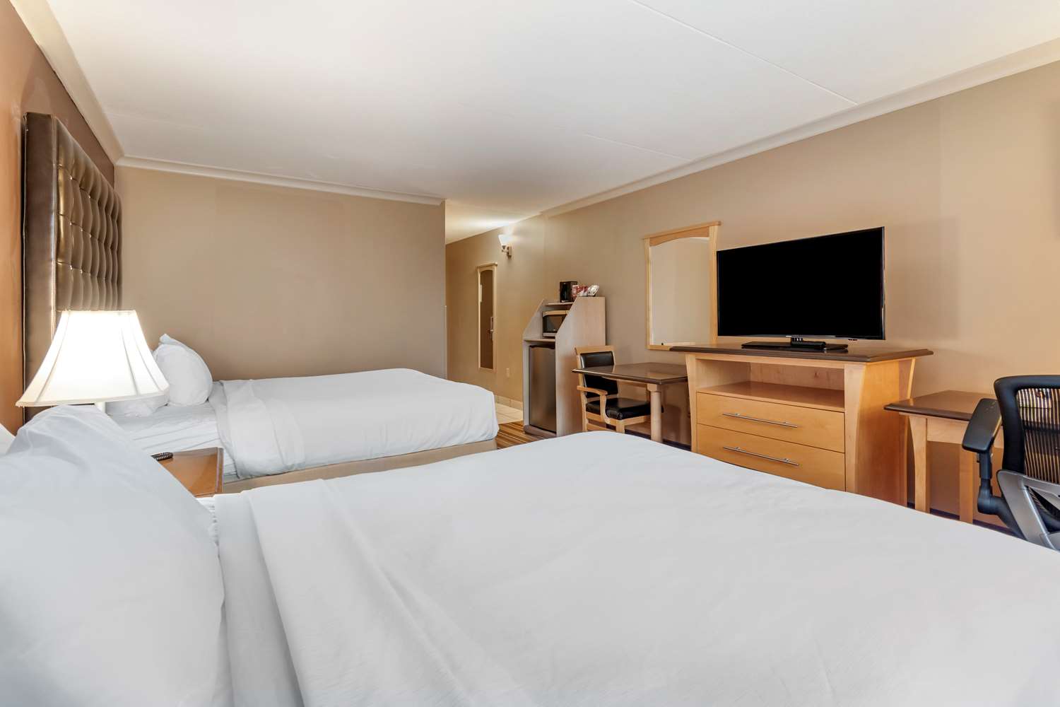 جناح بسريرين كوين بغرفتين مع أريكة بمطبخ صغير، Best Western Marquis Inn and Suites 3/4