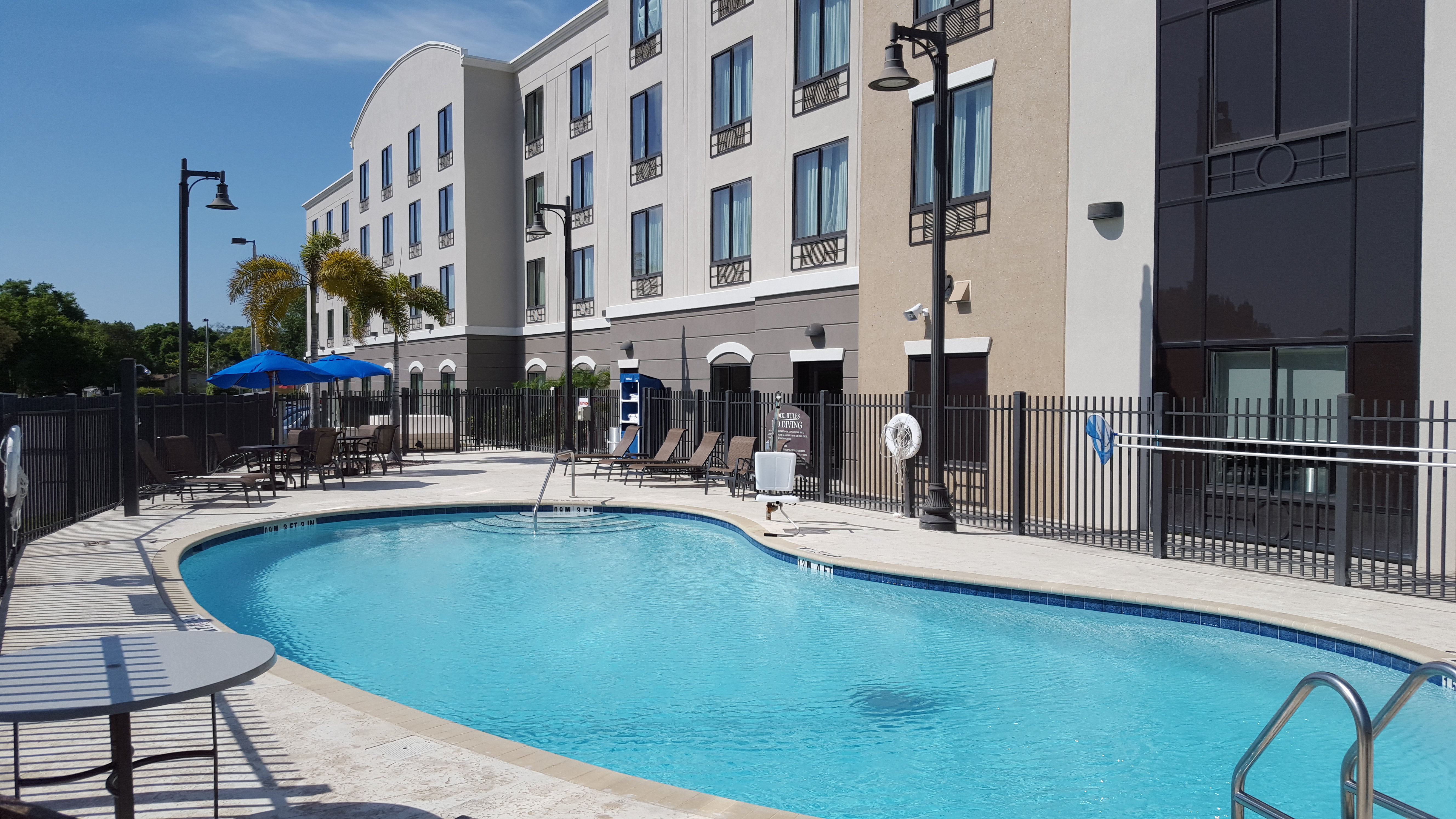 Holiday Inn Express Hotel Suites Tampa Usf Busch Gardens 69/70