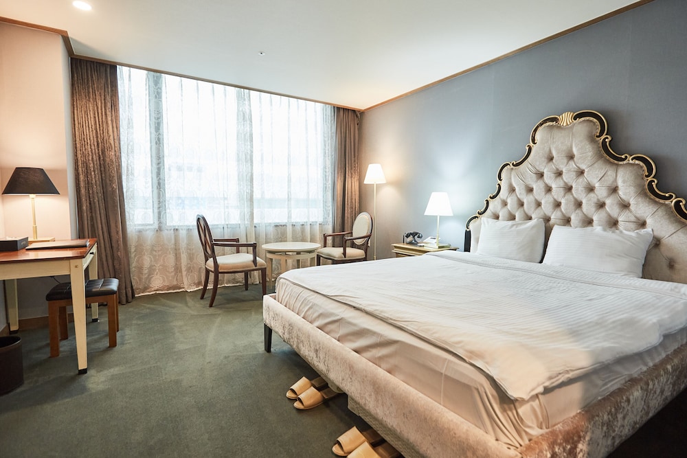 Queen Vell Hotel Wedding 19/63