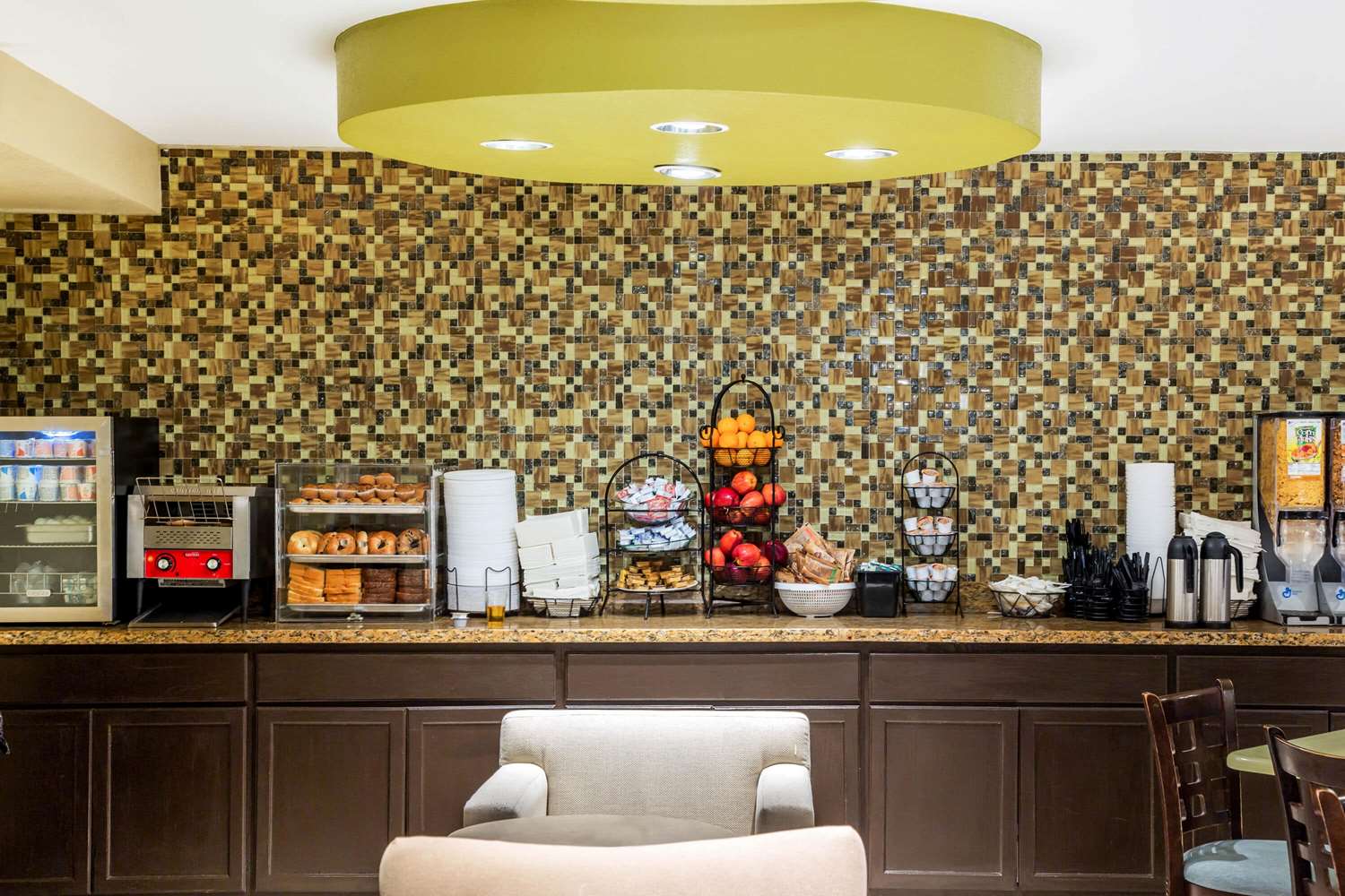 La Quinta Inn And Suites By Wyndham Oakland Airport Coliseum 11/45
