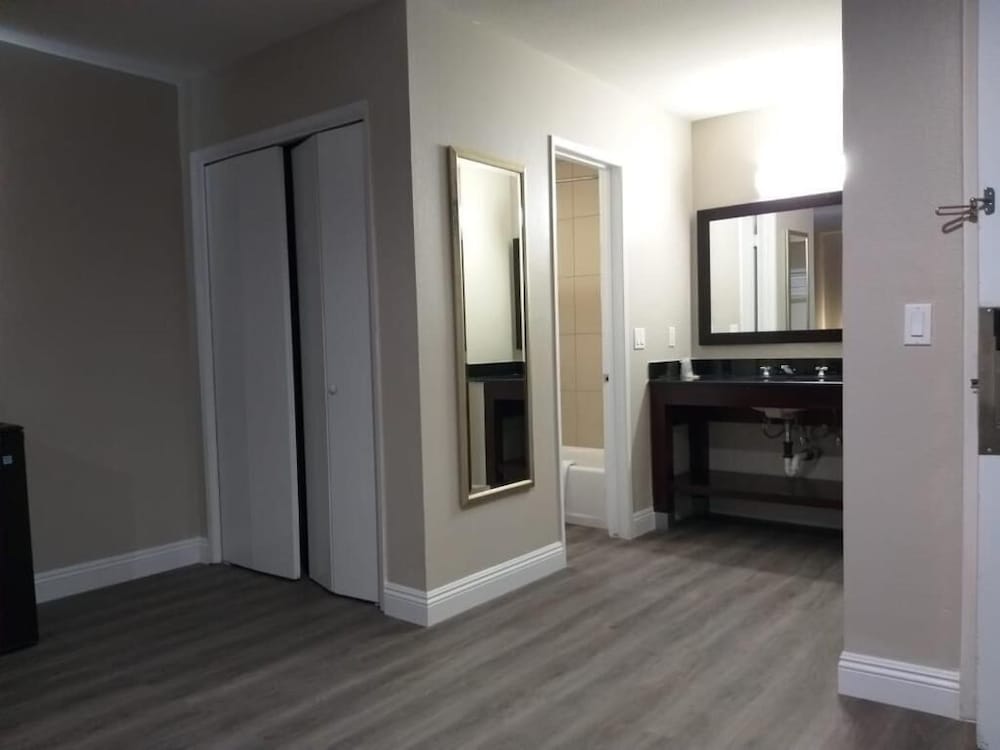 Bel Air Motor Hotel 2/15