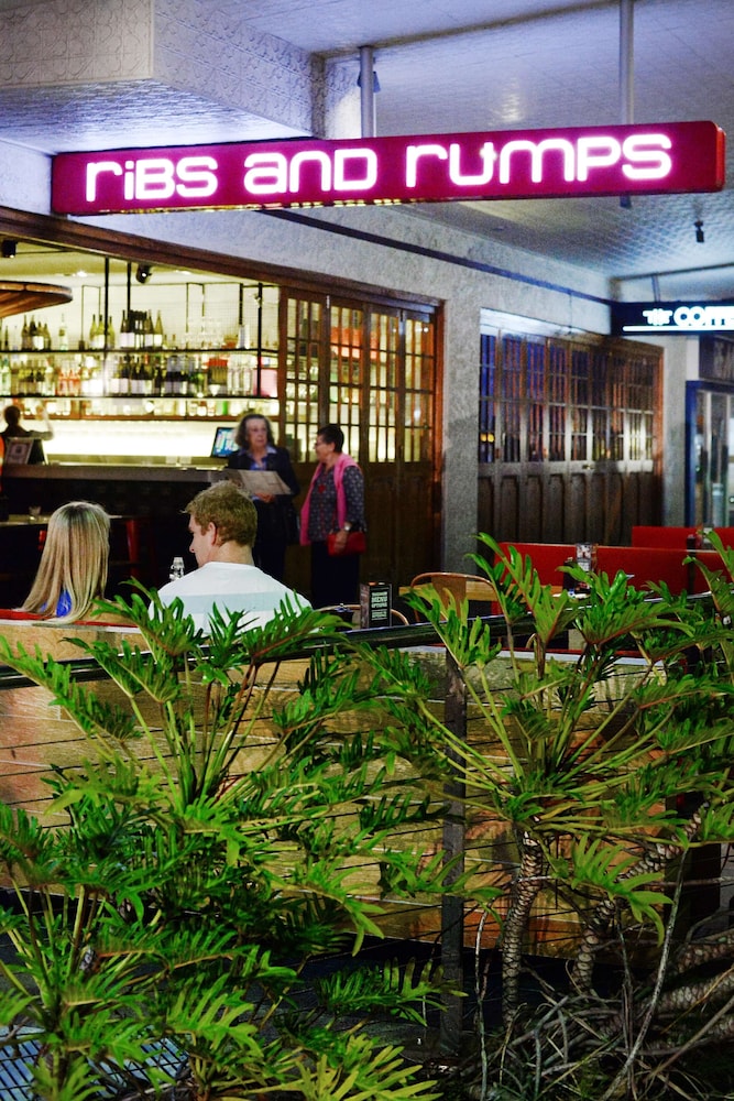 Oaks Gladstone Grand Hotel 7/72