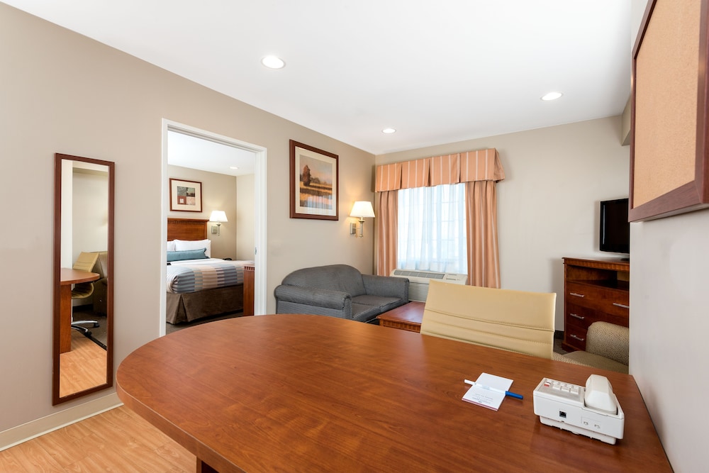 Candlewood Suites LAX Hawthorne 10/36