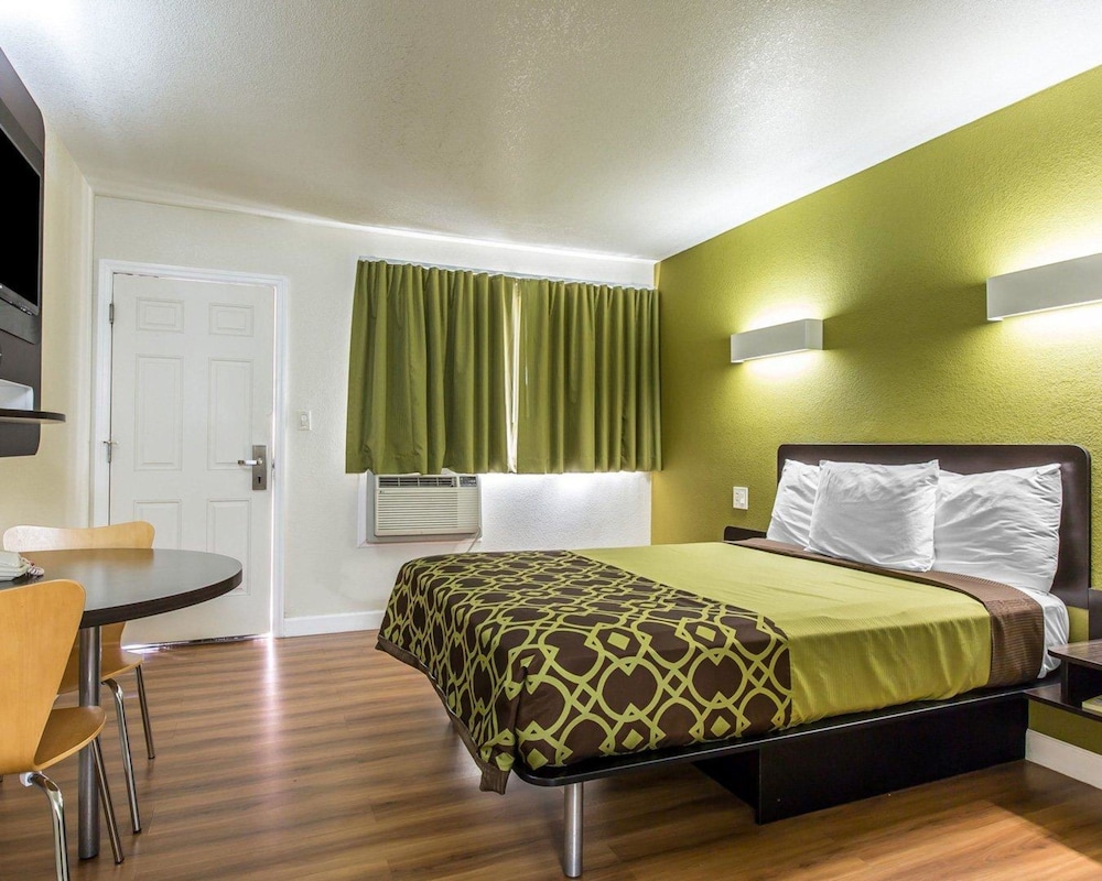 Standard, Queen Bed