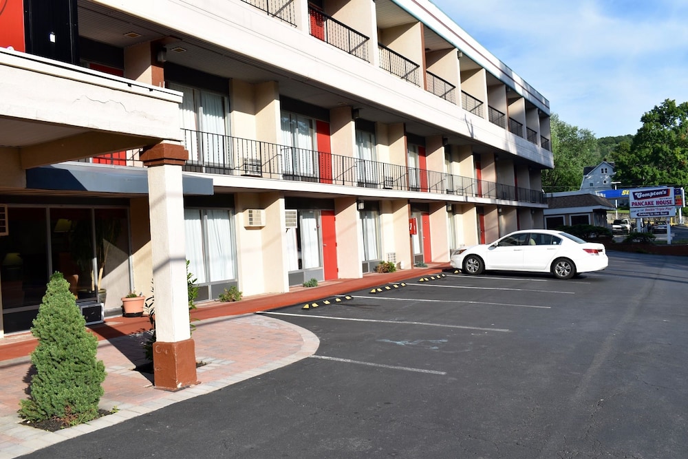 Bridge Views Inn Stroudsburg 9/49