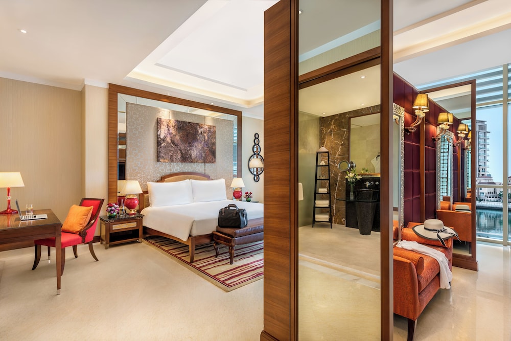 Al Raha, Suite