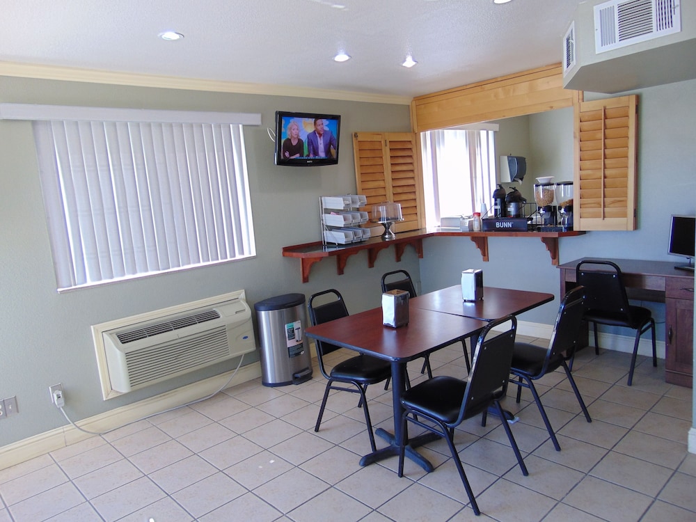 CORCORAN COUNTRY INN 31/48