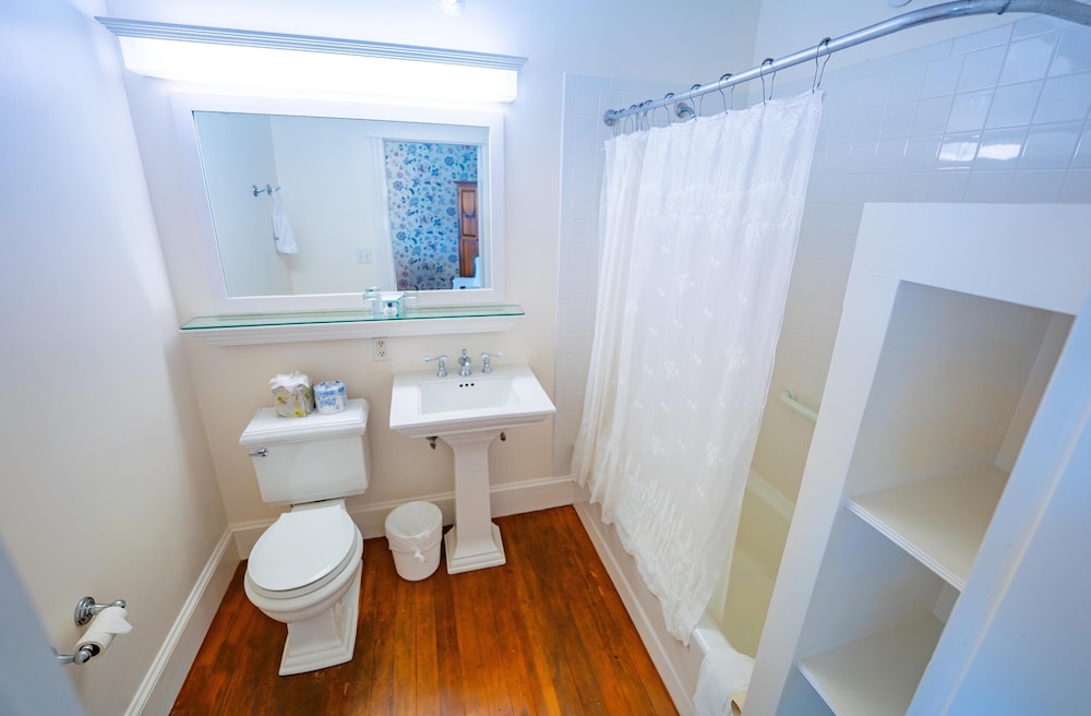 Coveside, 2 Queen Beds, Pet Friendly، The Colony Hotel 8/9