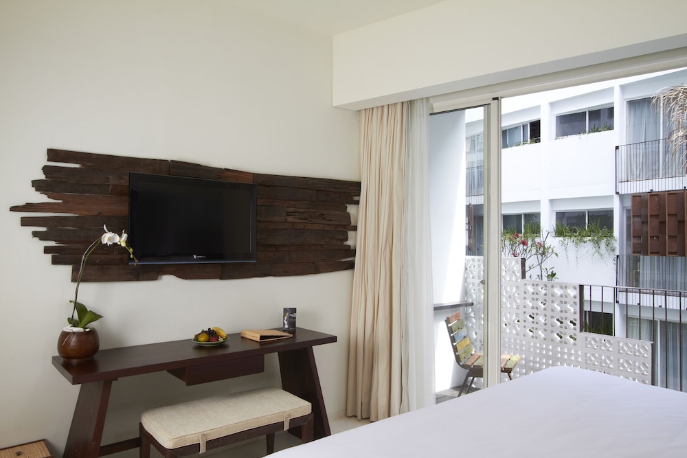 The Akmani Legian 26/70