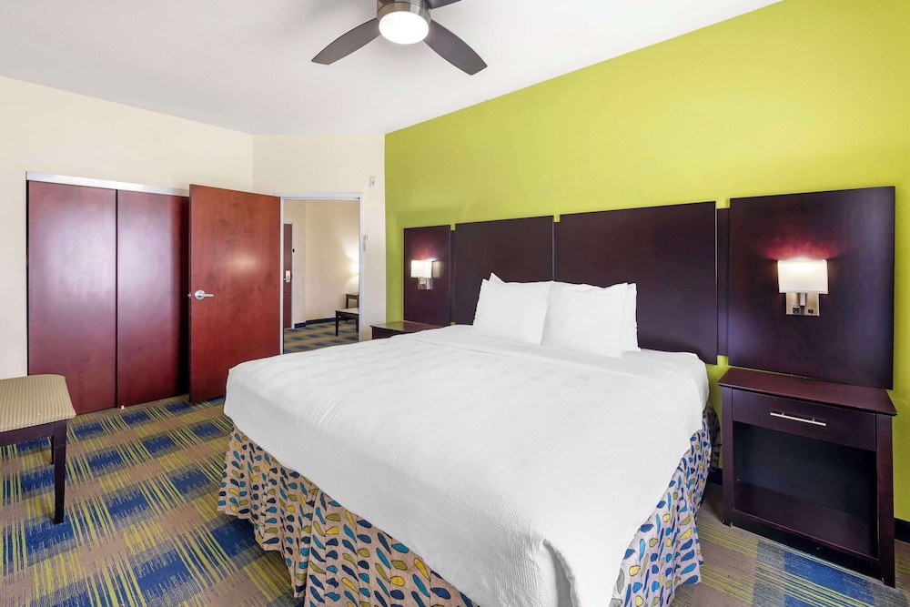 Suite, King Bed, Kitchenette