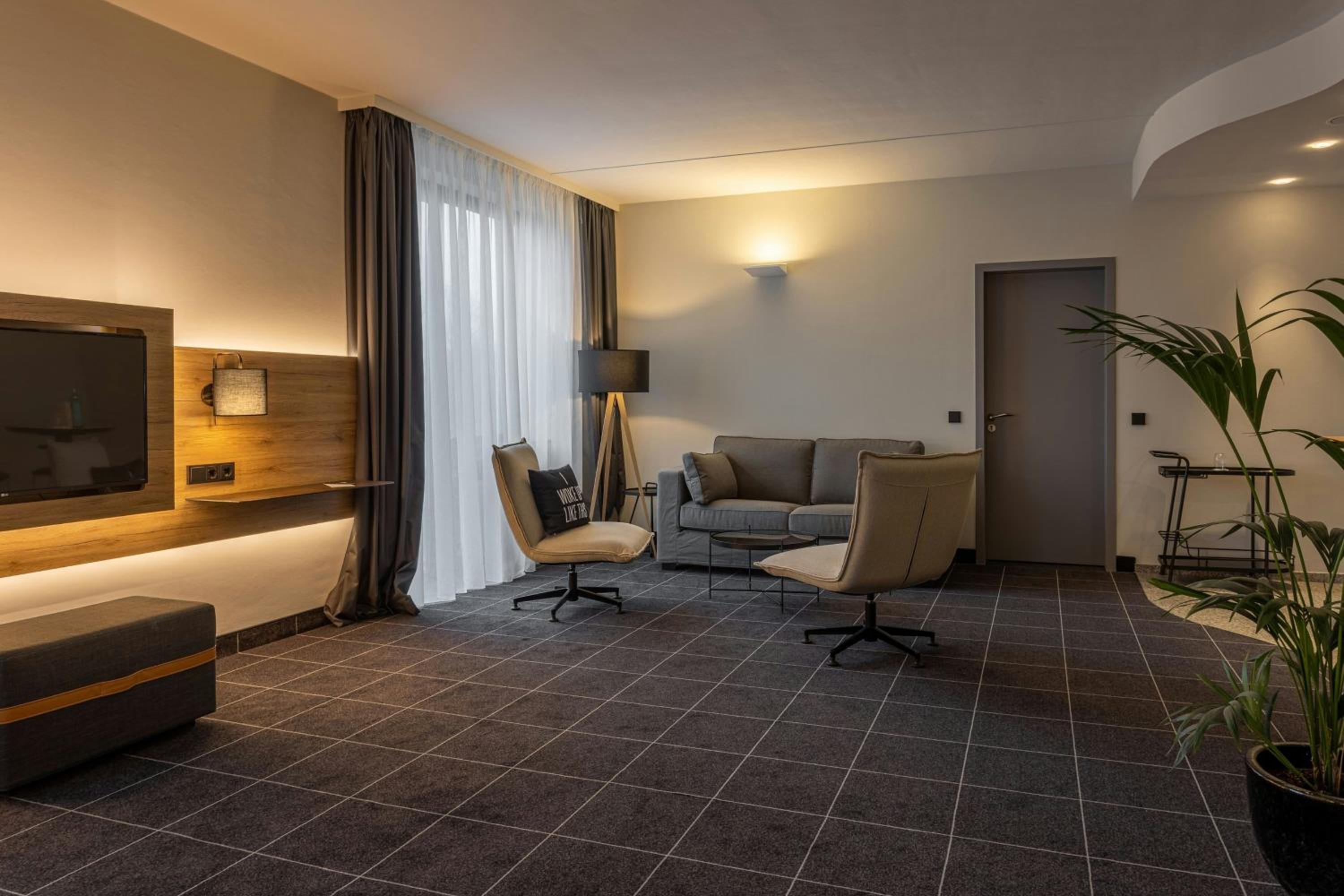 غرفة كبيرة بسرير كوين مع أريكة، FOUR POINTS FLEX by Sheraton Ratingen Dusseldorf Airport 8/10