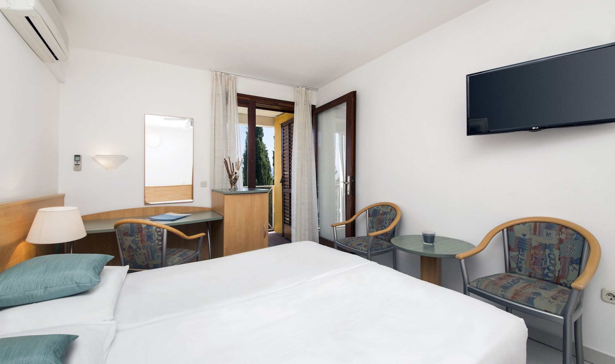 Superior, Queen Bed, Sea Side, Sofa