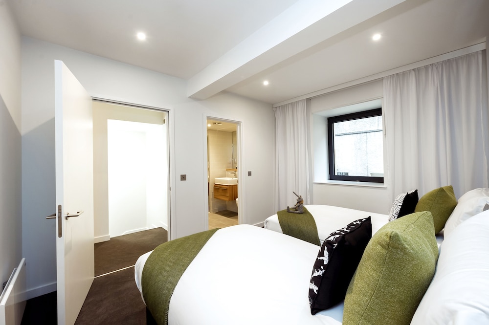 2 BEDROOMS, WILDE