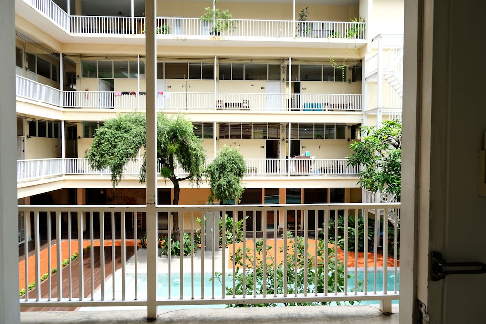 Feung Nakorn Balcony Rooms Cafe 8/79