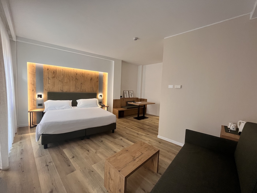 ROOM, DOUBLE BED, CITY VIEW, BALCONY