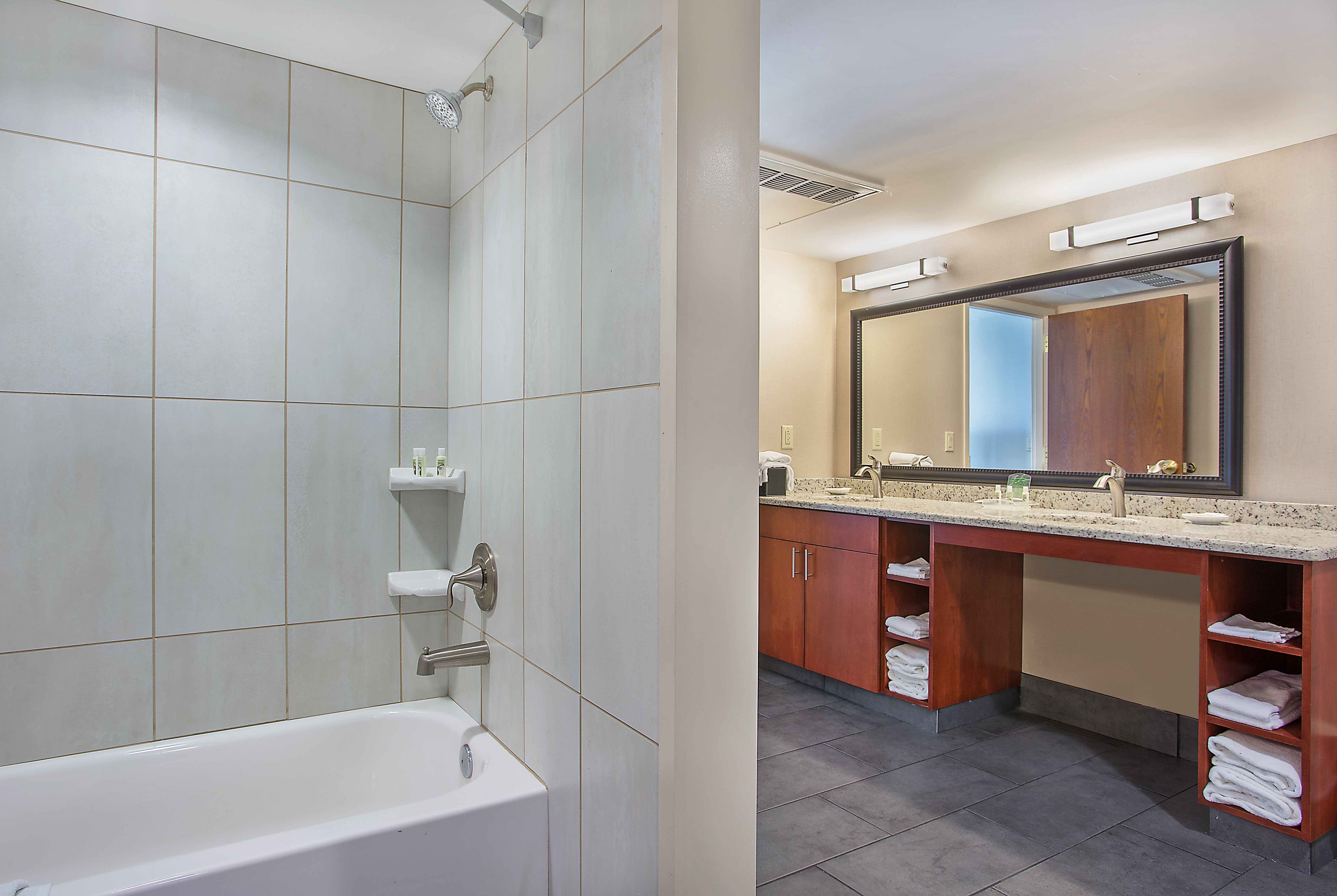 Holiday Inn University Plaza-Bowling Green 68/71