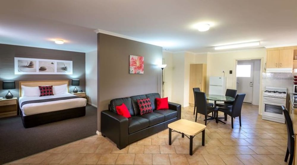 Comfort Inn & Suites King Avenue 28/34